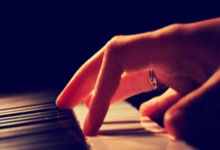 多才多艺！吴艳妮现身高校与学生打排球，发球得分后笑得好开心.